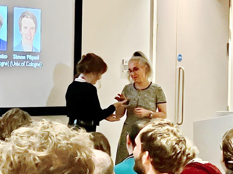 Carol Robinson presenting the medal to Eva Nogales